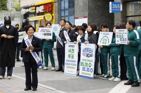 김미경 서울 은평구청장이 길거리에서 이색 홍보 캠페인을 펼치고 있다. 은평구 제공