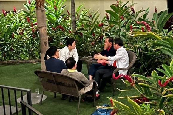 김문수 국민의힘 대선 후보 선거대책위원회의 유상범 단일화추진본부장, 김대식 대외협력본부장, 조광한 대외협력부본부장, 이성배 선대위 대변인이 19일 홍준표 전 대구시장의 선대위 합류를 설득하기 위해 미국 하와이에 도착해 홍 전 시장을 만나고 있다. 2025.5.19 이 대변인 제공