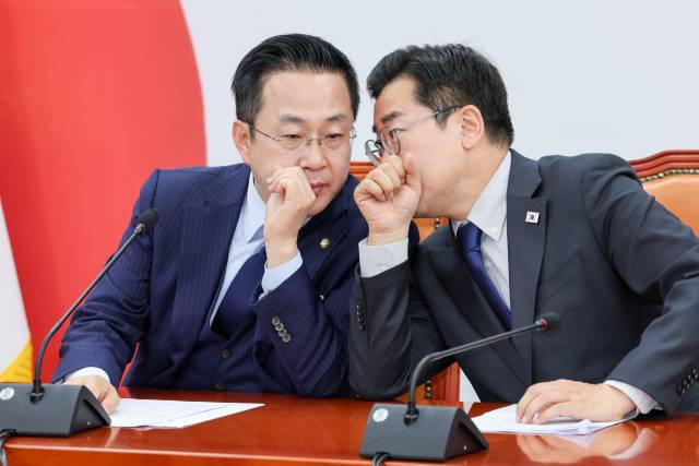 박성준(왼쪽) 더불어민주당 원내수석부대표와 박찬대 당대표 직무대행 겸 원내대표와 지난 4월 29일 서울 여의도 국회에서 열린 원내대책회의에서 대화하고 있다. 뉴스1