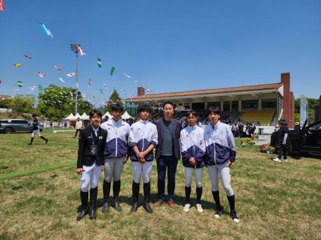 이용수(가운데) 무브브로 본부장이 팀코리아 주니어 승마 국가대표 선수들과 함께 기념사진을 18일 촬영하고 있다. 사진제공=무브브로