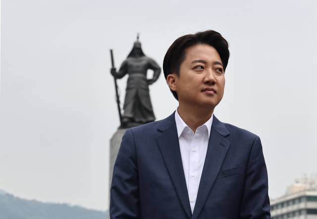 이준석 개혁신당 대선후보가 19일 서울 광화문광장에서 기자회견을 마친 후 시청으로 이동하고 있다. 연합뉴스