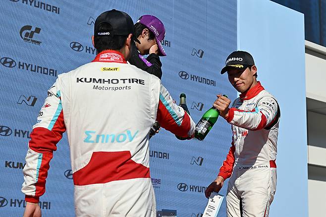 포디엄 위에서 기쁨을 나누는 선수들. 사진: 김학수 기자