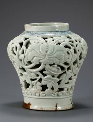 백자 투각 모란무늬 항아리(보물)