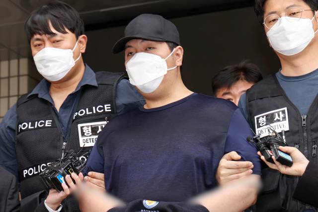 서울 강북구 미아동 마트에서 흉기를 휘둘러 1명을 살해하고 1명을 다치게 한 김성진(32·남)이 1일 오전 서울 강북경찰서에서 검찰로 구속 송치되고 있다. 뉴스1