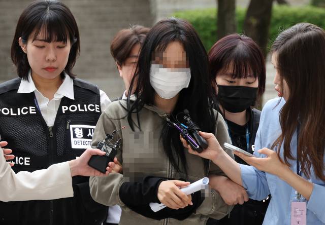 축구 국가대표팀 주장 손흥민의 아이를 임신했다고 주장하며 손씨에게 돈을 뜯어내려 한 20대 여성 양모씨가 17일 영장실질심사를 받기 위해 서울중앙지법에 들어서고 있다. 연합뉴스