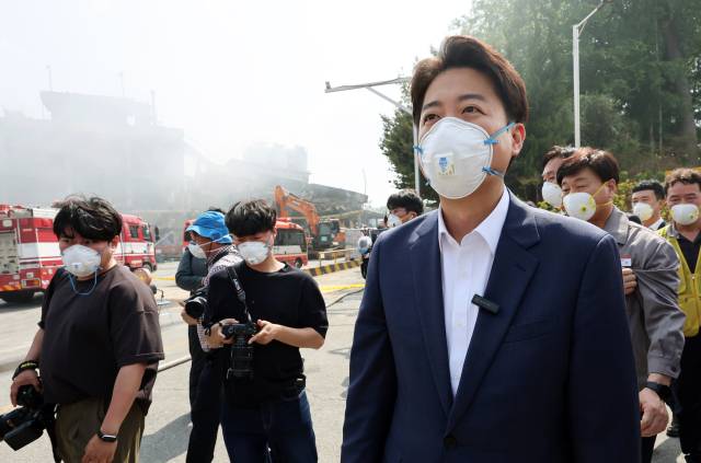 이준석 개혁신당 대선 후보가 19일 광주 광산구 금호타이어 광주공장을 찾아 화재 현장을 살펴보고 있다. 연합뉴스