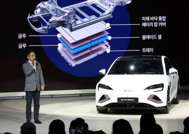 지난 4월 3일 경기도 고양시 킨텍스에서 열린 2025 서울모빌리티쇼에서 BYD의 씰이 공개되고 있다. 뉴스1