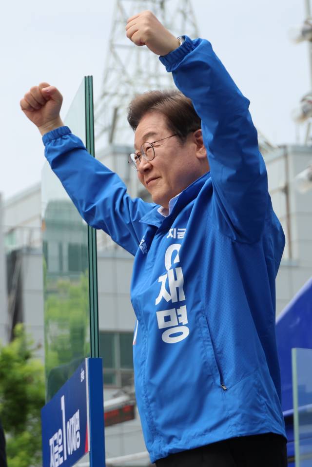 이재명 더불어민주당 대선 후보가 서울 표심 잡기에 나선 19일 서울 영등포구 타임스퀘어에서 열린 유세에서 주먹을 불끈 쥐고 있다. 연합뉴스