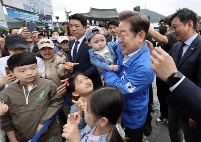 이재명 더불어민주당 대선 후보가 17일 전남 나주시 금성관 앞에서 어린이들과 기념촬영을 하고 있다. 나주=오승현 기자 2025.05.17