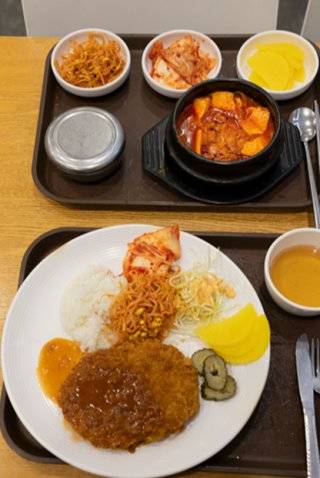 학생들에게 인기가 많은 순쫄찌개(위)와 치즈돈가스. 박해윤 기자