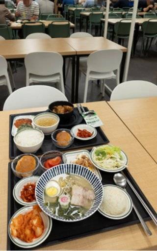 5월 2일 서울 영등포구 여의도 FKI타워 구내식당에서 배식한 ‘뚝배기에 담은 안동찜닭+납작당면’(위)과 돈코츠라멘.&nbsp;조영철 기자