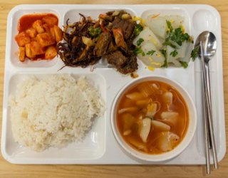 5월 2일 메인 요리로 내놓은 떡갈비야채볶음과 김치수제비가 푸짐하다. 조영철 기자