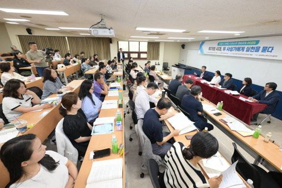 경희대 조영식·이케다 다이사쿠 연구회(하영애 회장)와 한국SGI 학술부(김대환 부장)는 5월 17일 서울 경희대 청운관에서 '위기의 시대, 두 사상가에게 실천을 묻다'라는 제목으로 '조영식·이케다 다이사쿠 평화포럼 2025'를 개최했다. 한국SGI