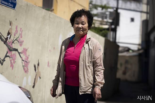 오옥순씨가 1980년 5월 당시 시민군에 내어주던 주먹밥을 쪄오던 양동방앗간(현 양동행정복지센터)자리 앞에 서 있다. ⓒ시사IN 이명익