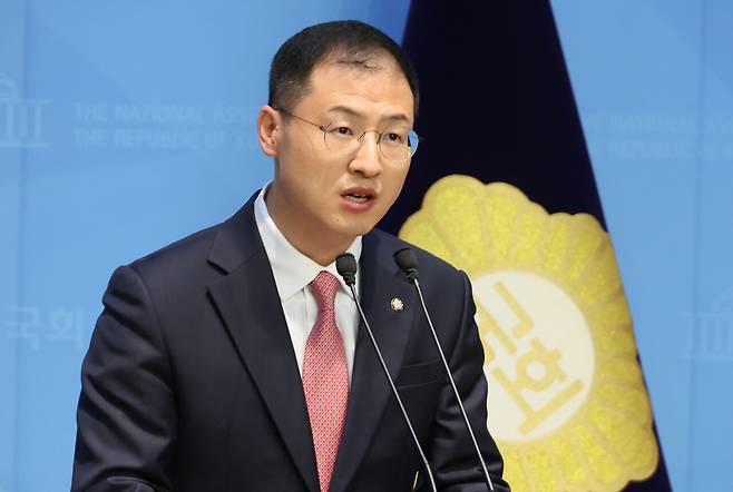 국민의힘을 탈당한 무소속 김상욱 의원이 5월15일 서울 여의도 국회에서 이재명 후보에 대한 지지 선언을 하고 있다. ⓒ연합뉴스