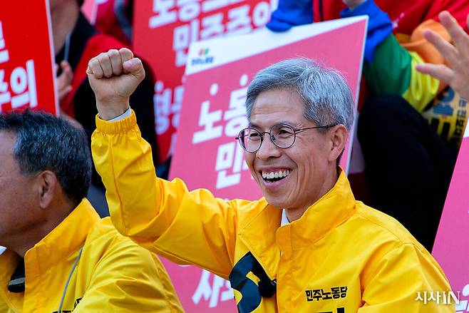 권영국 민주노동당 대선 후보가 5월12일 저녁 서울 종로구 세종문화회관 계단에서 ‘수도권 집중유세 노동선대본 발대식’을 열고 있다.&nbsp; ⓒ시사IN 신선영