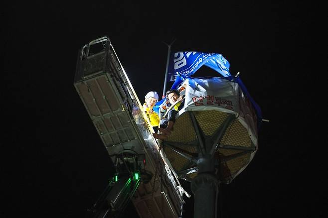 권영국 민주노동당 대선 후보가 5월12일 새벽 서울 중구&nbsp;한화그룹 본사 앞에서 고공농성 중인&nbsp;김형수 거제통영고성조선하청지회 지회장(오른쪽)을 만난 모습 ⓒ민주노동당 제공