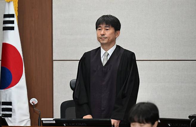 지귀연 부장판사가 4월21일 서울 서초동 서울중앙지법에서 열린 윤석열 전 대통령 내란 우두머리 혐의 형사재판 2차 공판에서 인사하고 있다. ⓒ 연합뉴스