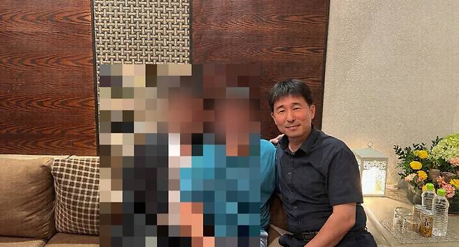 더불어민주당이 19일 오후 지귀연 서울중앙지법 부장판사의 '룸살롱 접대 의혹'을 제기하며 증거로 제시한 사진. 사진 촬영 장소는 서울 강남구 소재 고급 룸살롱으로, 오른쪽이 지 부장판사라는 게 민주당 측 주장이다.&nbsp;ⓒ더불어민주당