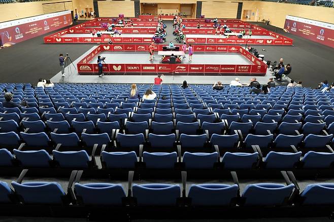 카타르는 주요 국제대회를 성공적으로 개최해 세계적 스포츠 허브로 도약할 참이다. 그러나 이 같은 행보가 ‘속 빈 강정’이라는 지적도 많다. 18일(한국시간) 2025세계탁구선수권 개최에도 관중석이 텅텅 빈 카타르대종합체육관. 사진제공│대한탁구협회