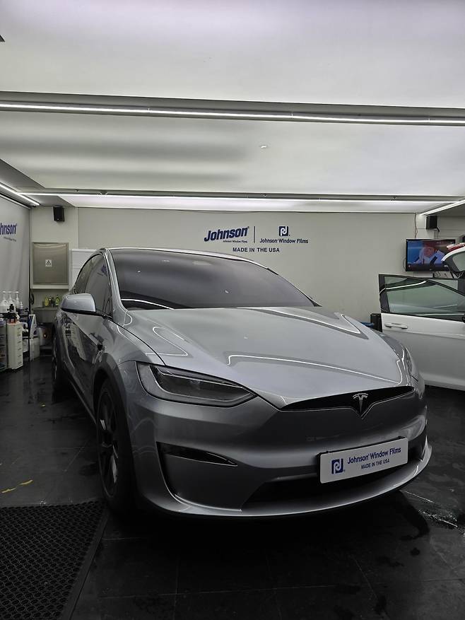 존슨썬팅은 프리미엄 필름 ‘슈프림IR’과 ‘RG’ 시리즈를 선보이며 고급 수입차 시장을 본격 공략하고 있다. 사진은 시공 장면. 사진제공｜존슨썬팅