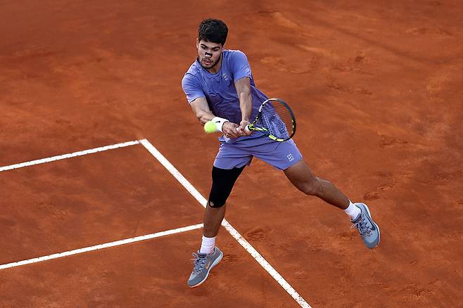 카를로스 알카라스가 18일(현지시간) 이탈리아 로마에서 열린 남자프로테니스(ATP) 투어 BNL 이탈리아 인터내셔널 단식 결승에서 얀니크 신네르를 상대로 강력한 스트로크를 날리고 있다. 게티이미지코리아