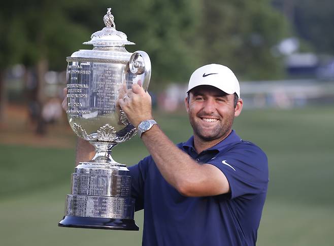 스코티 셰플러가 19일 미국 노스캐롤라이나주 샬럿의 퀘일 할로 클럽에서 열린 제107회 PGA 챔피언십에서 우승한 뒤 워너메이커 트로피를 들고 활짝 웃고 있다. 샬럿｜UPI연합뉴스