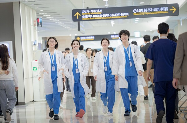 tvN ‘언젠가는 슬기로울 전공의 생활’ 을 통해 주가를 높인 신인 배우들. 왼쪽부터 배우 한예지, 신시아, 고윤정, 강유석.