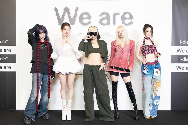 아이들이 19일 서울 강남구 조선 팰리스 서울 강남에서 진행된 미니 8집 ‘위 아(We are)’ 발매 기자간담회에서 포즈를 취하고 있다. 큐브엔터테인먼트