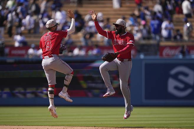 LA 에인절스 잭 네토와 조 아델(오른쪽)이 19일 LA 다저스전 승리 후 점프하며 하이파이브하고 있다. AP연합뉴스