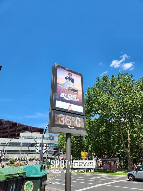 ▲ 경기장 인근에 설치된 입장권 판매 부스, 취소 표가 나오면 이곳에서 구매 가능하다. 경기 이틀 전부터 연다고 한다(사진 위). 18일 기온은 영상 36도까지 올랐지만, 경기 당일에는 비가 내리고 12도까지 내려가 상당히 쌀쌀할 것으로 알려졌다.