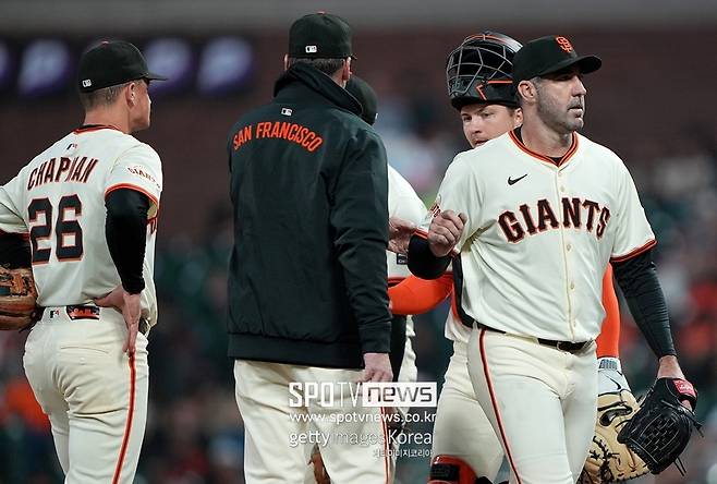 ▲ 벌렌더(오른쪽)가 마운드를 내려가고 있다.