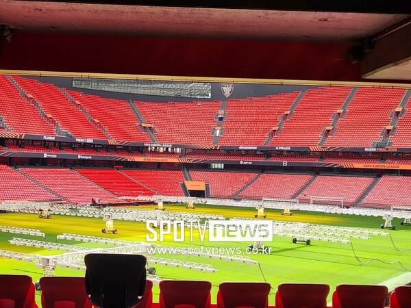 ▲ 아틀레틱 빌바오의 용품점인 산 마메스에 비치된 빌바오-맨체스터 유나이티드의 유로파리그 4강 1차전 페넌트가 판매 상품으로 나와 있다. 경기장은 일찌감치 채광기로 잔디 관리 들어가 있고 외관도 유로파리그로 변신했다.