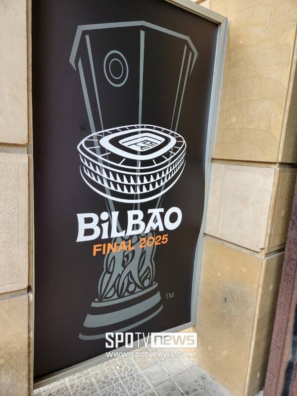 ▲ 빌바오 국제공항부터 거리 곳곳에는 유로파리그 조형물로 가득하다.