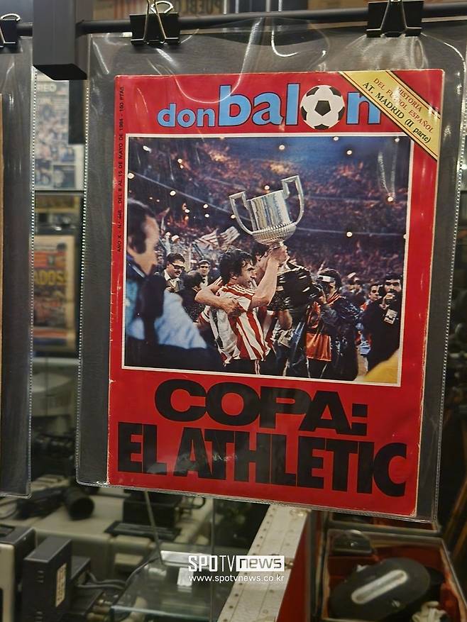 ▲ 아틀래틱 우승 역사를 전하는 신문과 역사에 새겨진 연간 회원(소시오)들.