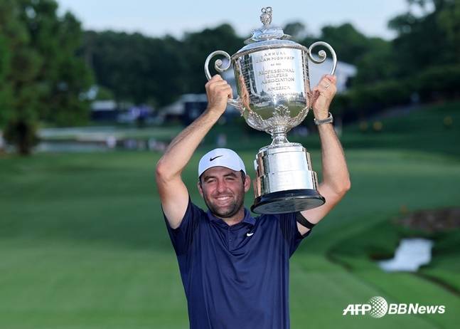 스코티 셰플러가 9일(한국시간) 미국 노스캐롤라이나주 샬럿의 퀘일할로클럽(파71)에서 열린 '제107회 미국프로골프(PGA) 챔피언십' 우승 후 우승컵을 들어 올리고 있다. /AFPBBNews=뉴스1