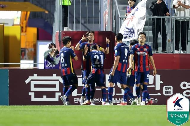 기뻐하는 수원FC 선수들. /사진=한국프로축구연맹 제공