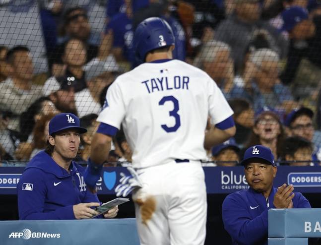 크리스 테일러(가운데). 미국 현지 팬들은 크리스 테일러의 이름의 앞글자와 등번호를 따 CT3라고 부르기도 한다. /AFPBBNews=뉴스1