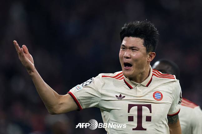 김민재가 지난해 11월 유럽축구연맹(UEFA) 챔피언스리그(UCL) 파리 생제르망(PSG)과 경기에서 득점 후 세리머니하고 있다. /AFPBBNews=뉴스1