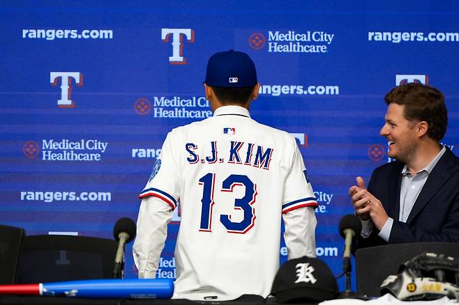 텍사스 레인저스에 입단한 김성준.(왼쪽) /사진=리코스포츠에이전시 제공