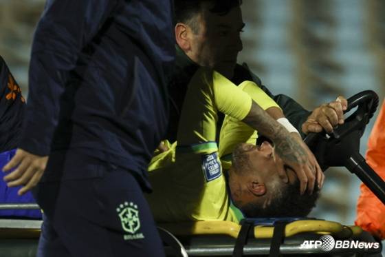 네이마르가 지난 2023년 10월 우루과이 몬테비데오에서 열린 브라질 대 우루과이의 '2026 국제축구연맹(FIFA) 북중미 월드컵' 남미예선 경기 도중 부상으로 들것에 실려 나가고 있다. /AFPBBNews=뉴스1