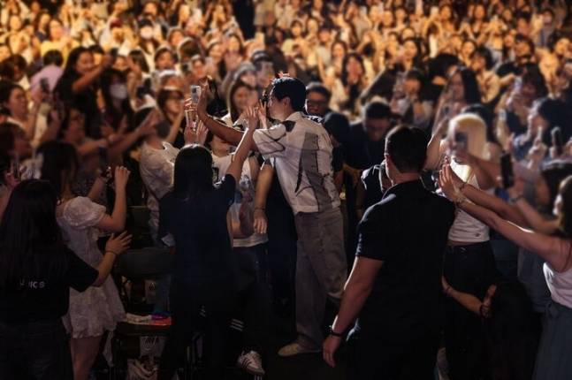 주지훈은 퇴장하는 모든 팬들에게 직접 인사를 건네며 마지막까지 팬들에게 감동을 안겼다.