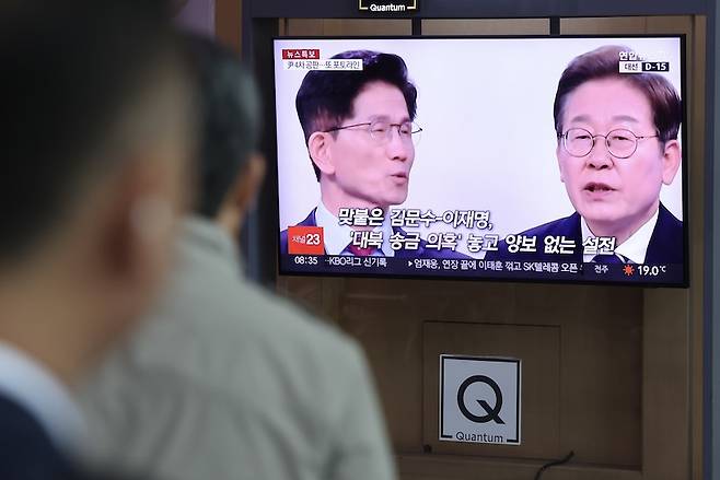 19일 오전 서울 용산구 서울역 대합실 TV에서 전날 열린 대선 후보자 초청 1차 토론회 관련 뉴스가 보도되고 있다. [사진 | 뉴시스]