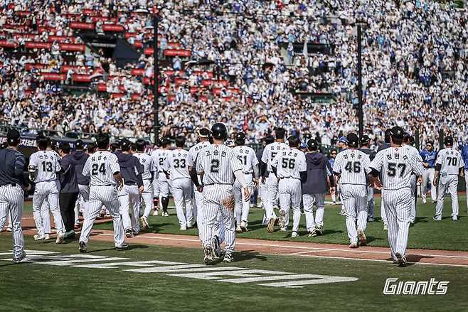 18일 부산 사직야구장에서 열린 2025 신한 SOL Bank KBO리그 롯데 자이언츠와 삼성 라이온즈와의 팀 간 6차전에서 5회말 벤치 클리어링이 발생했다. 사진 롯데 자이언츠