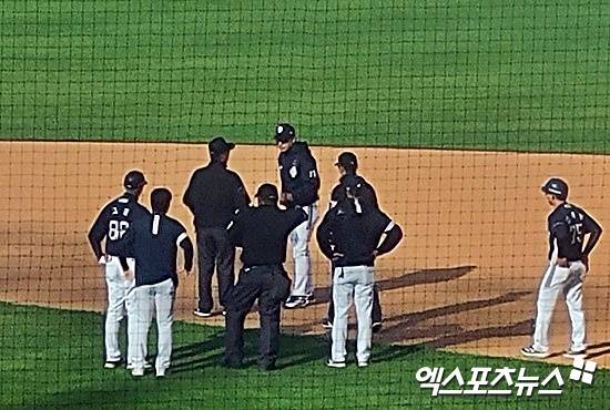 두산 이승엽 감독이 18일 광주 KIA전 7회 초 수비 방해 판정에 대해 그라운드로 나와 항의하고 있다. 엑스포츠뉴스 DB