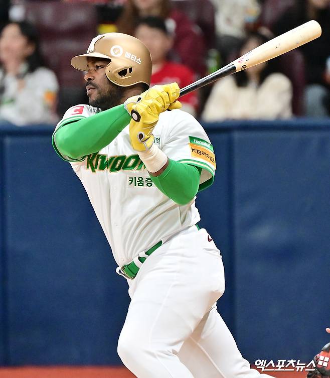 6일 오후 서울 구로구 고척스카이돔에서 열린 '2025 신한 SOL Bank KBO리그' KIA 타이거즈와 키움 히어로즈의 경기, 1회말 1사 2,3루 키움 푸이그가 3루 주자를 불러들이는 타격을 하고 있다. 엑스포츠뉴스 DB