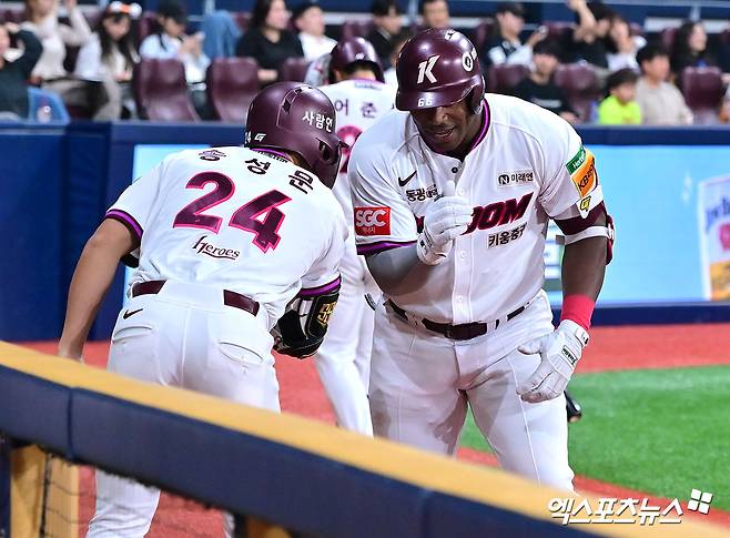 9일 오후 서울 구로구 고척스카이돔에서 열린 '2025 신한 SOL Bank KBO리그' 한화 이글스와 키움 히어로즈의 경기, 4회말 키움 푸이그가 솔로 홈런을 날린 후 기뻐하고 있다. 엑스포츠뉴스 DB