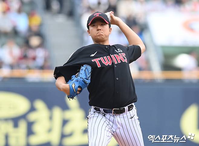 5일 오후 서울 잠실야구장에서 열린 '2025 신한 SOL Bank KBO리그' LG 트윈스와 두산 베어스의 경기, 1회말 LG 선발투수 송승기가 공을 힘차게 던지고 있다. 엑스포츠뉴스 DB