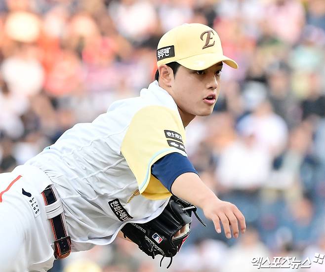 14일 오후 대전 한화생명 볼파크에서 열린 '2025 신한 SOL Bank KBO리그' 두산 베어스와 한화 이글스의 경기, 1회초 한화 선발투수 문동주가 공을 힘차게 던지고 있다. 엑스포츠뉴스 DB