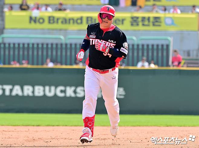 11일 오후 인천SSG랜더스필드에서 열린 '2025 신한 SOL Bank KBO리그' KIA 타이거즈와 SSG 랜더스의 경기, 5회초 1사 1루 KIA 최형우가 투런 홈런을 날린 후 그라운드를 돌고 있다. 엑스포츠뉴스 DB